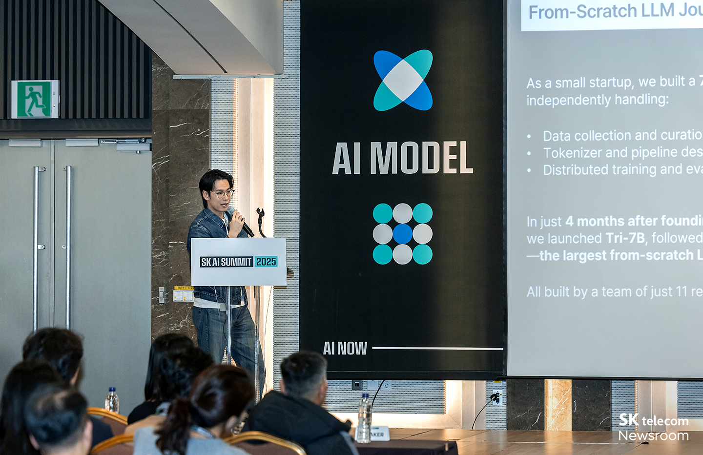 AI Model 트랙에서 풀스택 LLM 개발에 관해 발표 중인 트릴리온랩스 신재민 CEO.