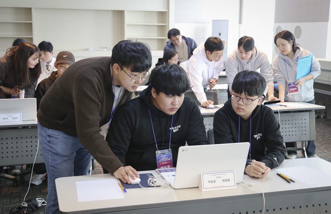 SK AI SUMMIT 2025의 부대 행사로 ‘클로드 코드 빌더 해커톤’과 ‘청소년 행복AI코딩챌린지’가 진행됐다.