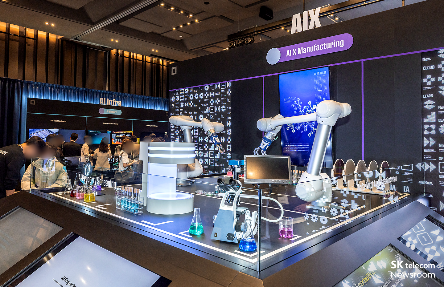 SK Zone 전시관에서는 AI Infra, AI Model, AIX 각 테마의 기술들이 전시 및 시연됐다.