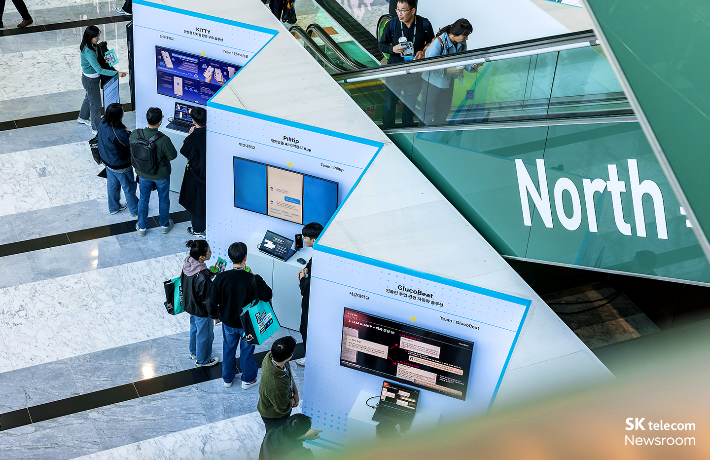 그랜드볼룸 외부의 University Zone 전시 모습.