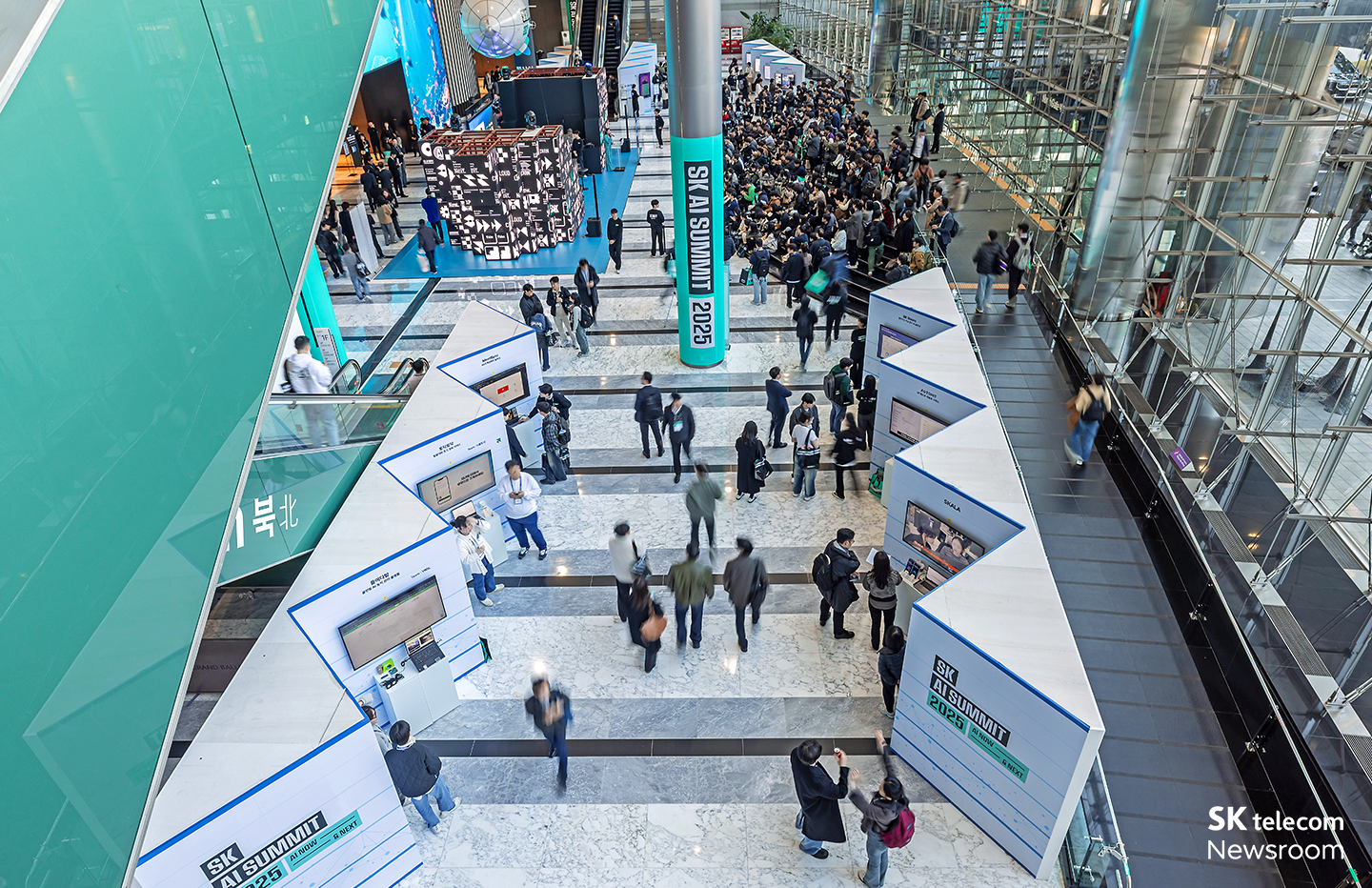 SK AI Incubator Zone에서는 FLY AI 챌린저와 SKALA 프로그램 참여 팀들의 전시가 준비됐다.