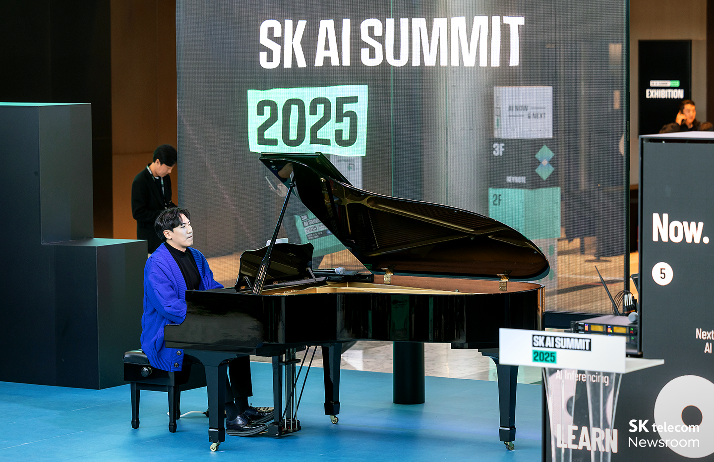 피아니스트 김태은이 ‘AI 바다로의 출항가’를 주제로 한 연주를 선보이고 있다.