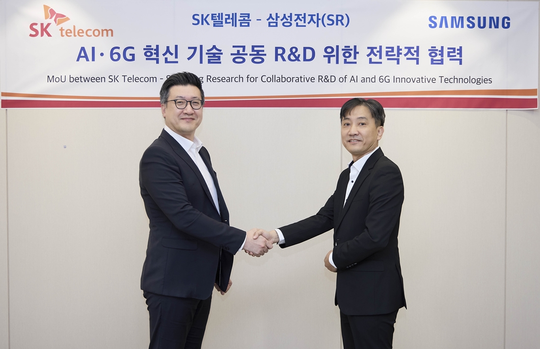 SK텔레콤은 삼성전자와 함께 6G 이동통신 기술 선도를 위한 업무협약(MOU)을 체결하고 인공지능 기반 무선접속망(AI-RAN) 공동 연구를 본격화한다고 17일 밝혔다. (사진 왼쪽부터) 류탁기 SKT 네트워크기술담당과 정진국 삼성리서치 차세대통신연구센터장이 협약서에 서명하는 모습