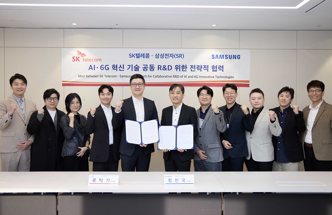 SK텔레콤은 삼성전자와 함께 6G 이동통신 기술 선도를 위한 업무협약(MOU)을 체결하고 인공지능 기반 무선접속망(AI-RAN) 공동 연구를 본격화한다고 17일 밝혔다. 류탁기 SKT 네트워크기술담당과 정진국 삼성리서치 차세대통신연구센터장을 비롯한 양사 관계자들이 기념 촬영하는 모습