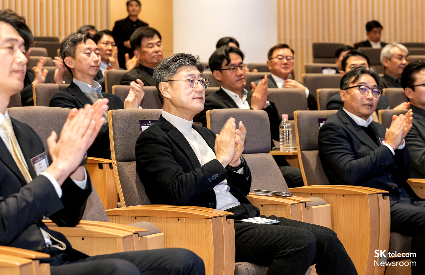 협력사의 수상 소감을 듣고 있는 정재헌 CEO.