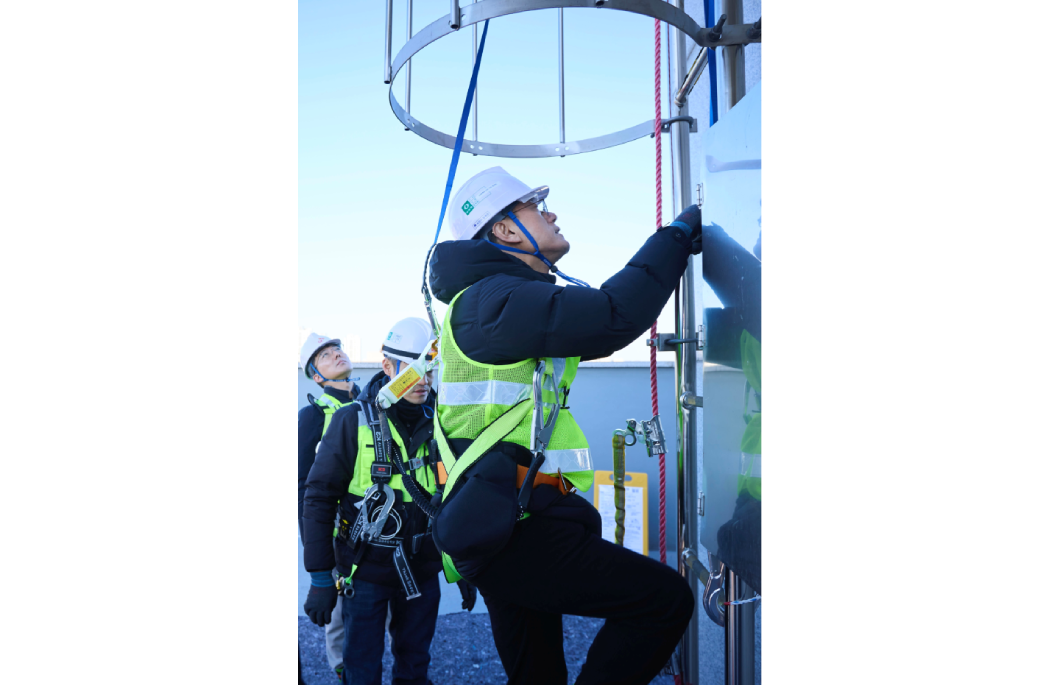 정재헌 CEO가 기지국 설치 작업 현장에 올라가는 모습