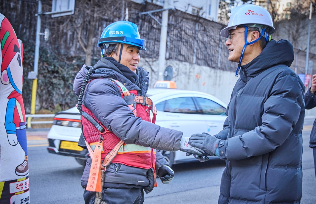 정재헌 CEO(사진 오른쪽)가 광케이블 접속 작업 현장에서 구성원을 격려하는 모습