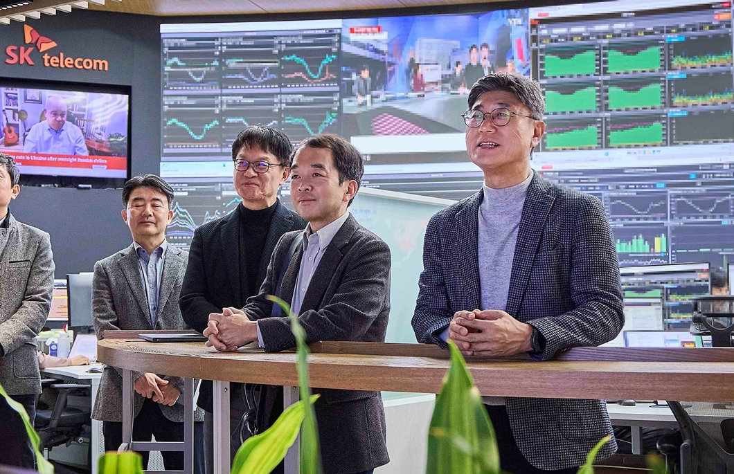 정재헌 CEO(사진 오른쪽 첫번째)가 네트워크 종합상황실에서 비상 대응 체계를 점검하는 모습