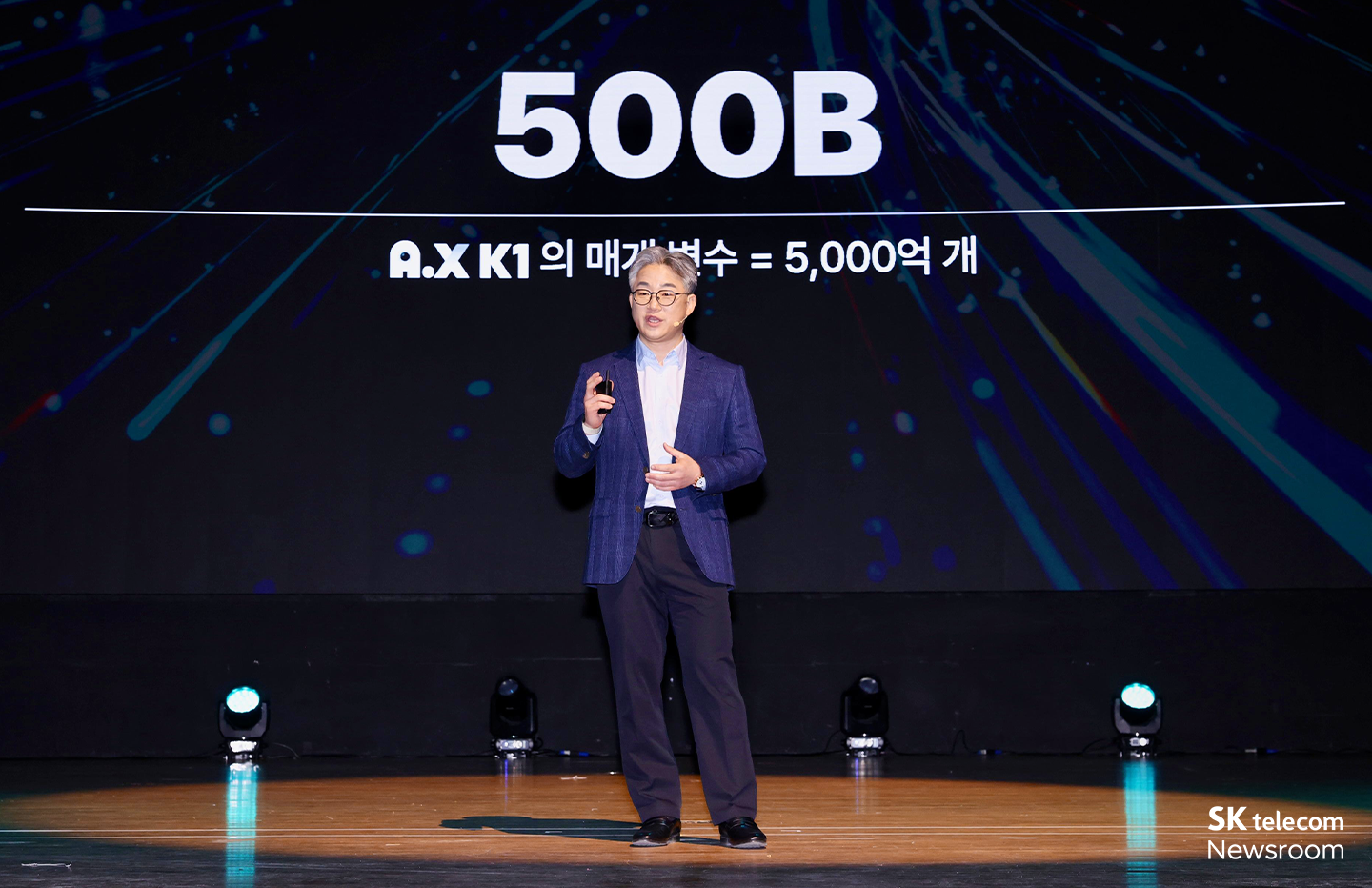 정석근 SKT AI CIC장이 A.X K1을 공개하고 발표를 진행 중인 모습.