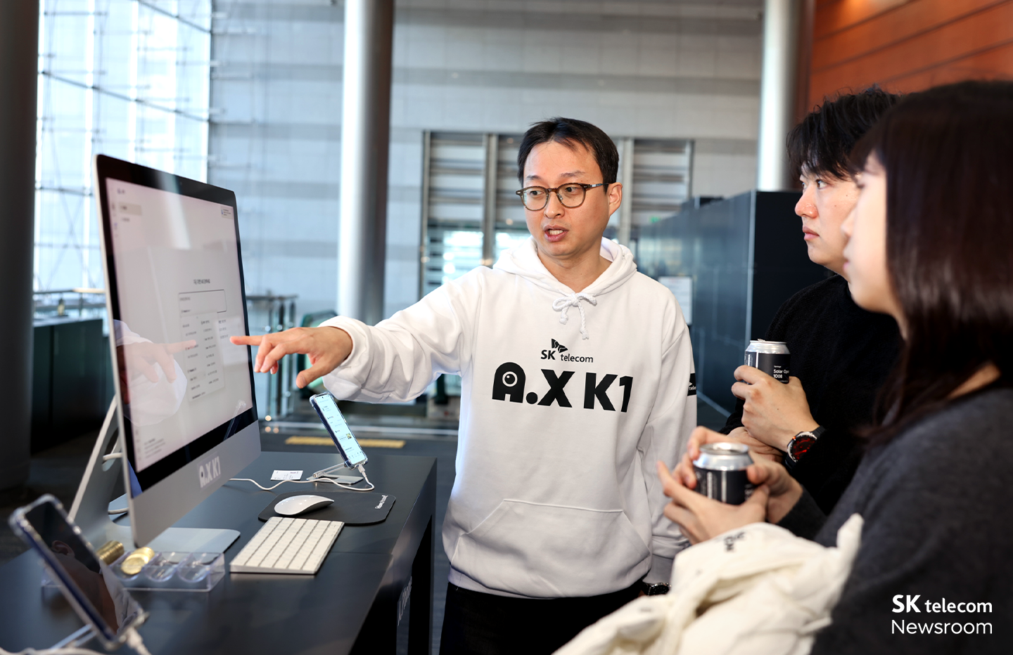 전시 부스에서 관람객에게 모델을 시연하고 설명하고 있는 모습.