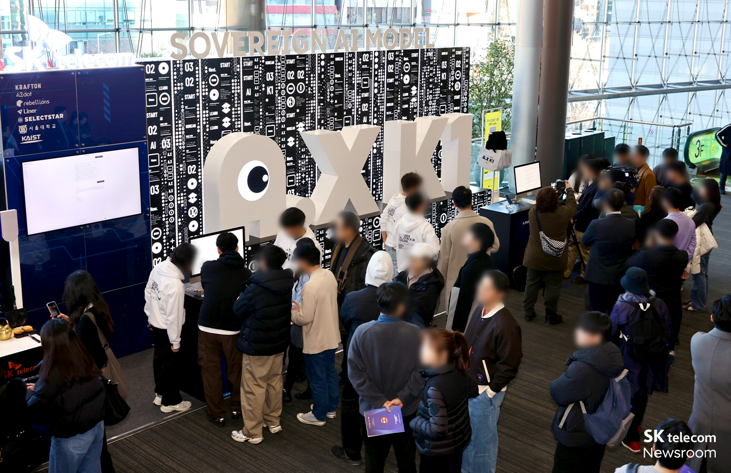 SKT 정예팀 부스에 모인 관람객들의 모습.