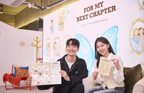 SK텔레콤은 자사의 플래그십 스토어 T팩토리(T Factory) 성수에서 2025년 12월21일부터 2026년 2월 22일까지 약 두 달 간 신규 전시 ‘포 마이 넥스트 챕터(FOR MY NEXT CHAPTER)’를 진행한다고 밝혔다. SK텔레콤 모델들이 T 팩토리 성수에서 신규 전시 ‘포 마이 넥스트 챕터’를 소개하고 있다.
